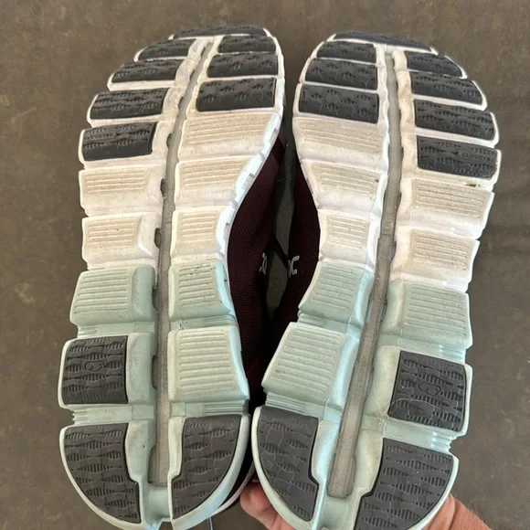 On cloudflow running shoe. Size 9.5. Excellent condition - Picture 5 of 5